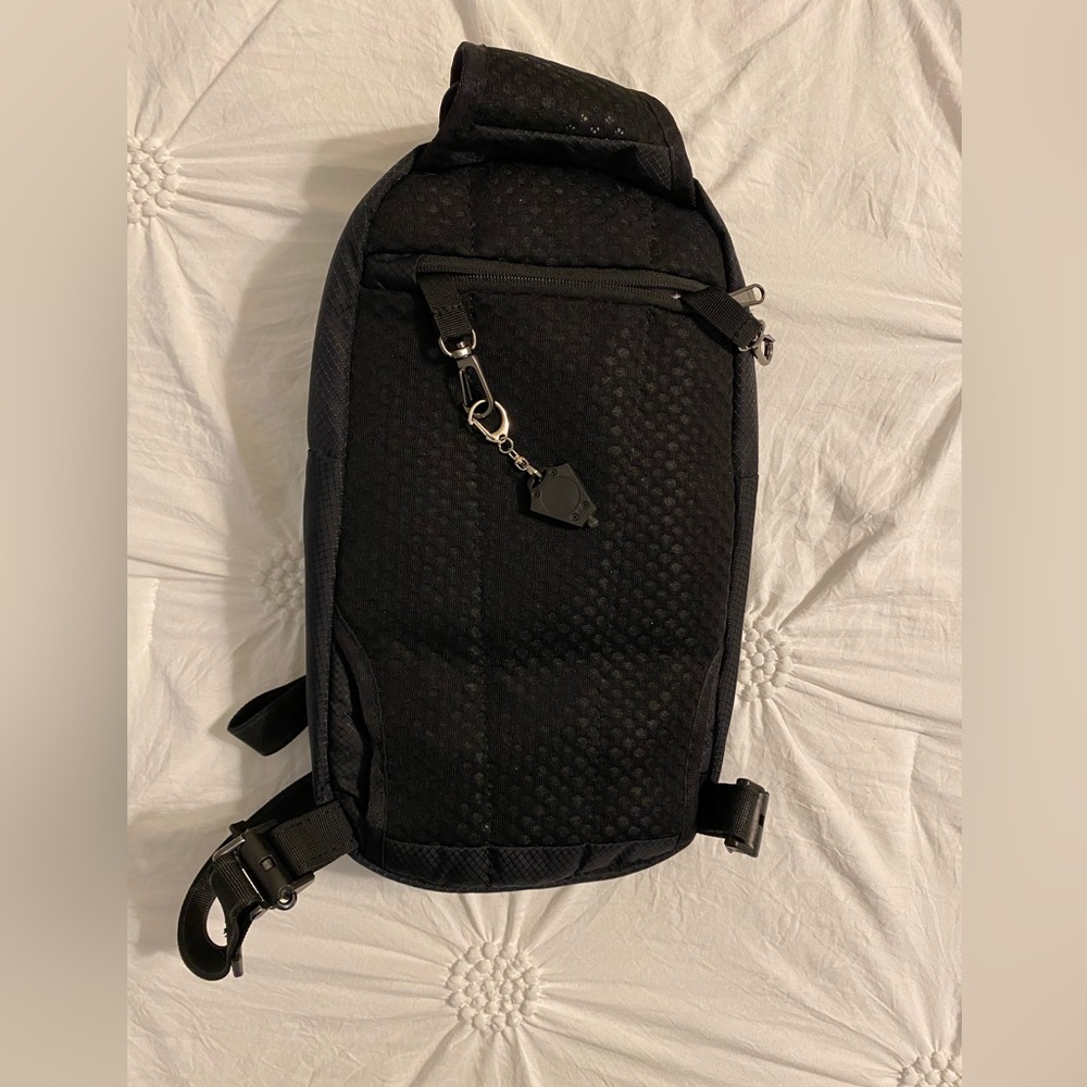 Pacsafe Venturesafe X Anti Theft Sling Pack Black